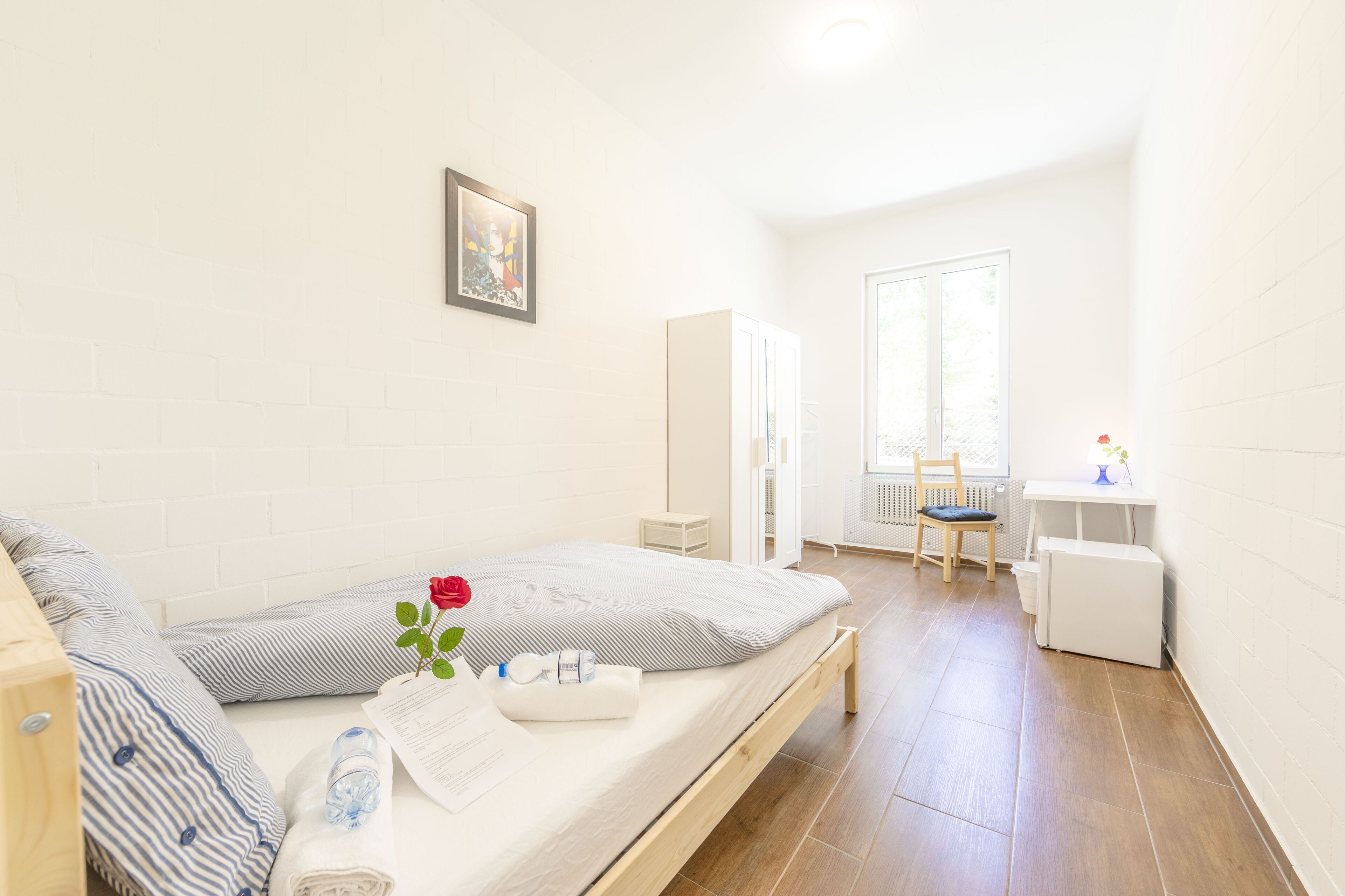 Una scrivania, postazione laptop, insonorizzazione, lenzuola