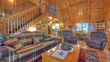 Cabin | Living room | Flat-screen TV, fireplace, DVD player