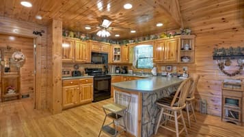 Cabin | Private kitchen | Fridge, microwave, stovetop, dishwasher