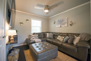 TV, offices - Walk to the Silos! 3 Bed 1960's Bungalow near Baylor (Waco)