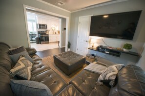 TV, offices - Walk to the Silos! 3 Bed 1960's Bungalow near Baylor (Waco)