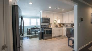 Kylskåp, mikrovågsugn, ugn och spishäll