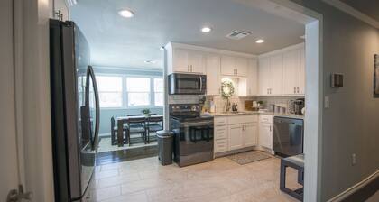 Walk to the Silos! 3 Bed 1960's Bungalow near Baylor