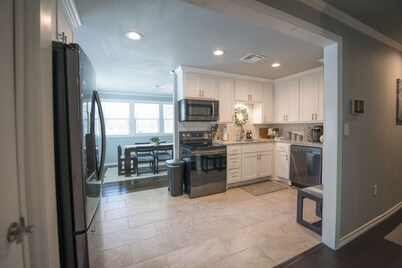 Walk to the Silos! 3 Bed 1960's Bungalow near Baylor