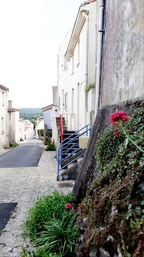 المنطقة المحيطة بالمنشأة