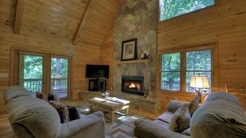 Cabin | Living room | Flat-screen TV, fireplace, DVD player, table tennis