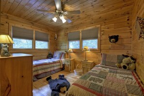 Cabin | 3 bedrooms, desk, free WiFi