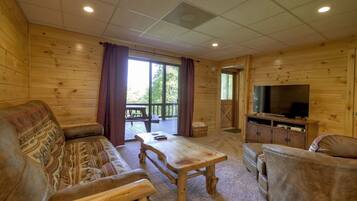 Cabin | Living room | Flat-screen TV, fireplace, DVD player