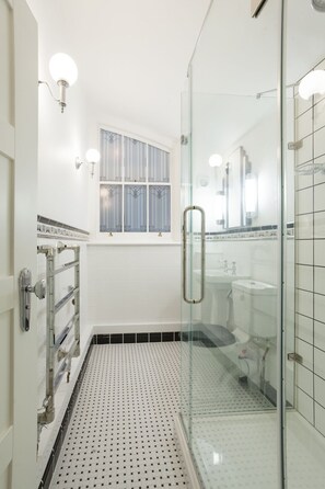 Een douche, gratis toiletartikelen, een haardroger, handdoeken