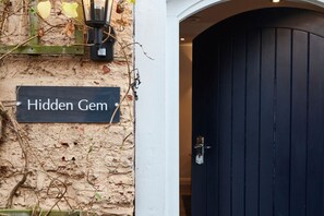 تفاصيل الفندق من الخارج