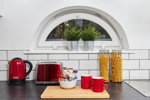 ثلاجة، ميكروويف، فرن، موقد طهي مسطح