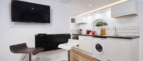 Køleskab, mikrobølgeovn, ovn, kogeplade