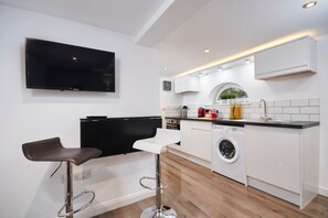 Réfrigérateur, micro-ondes, four, plaque de cuisson