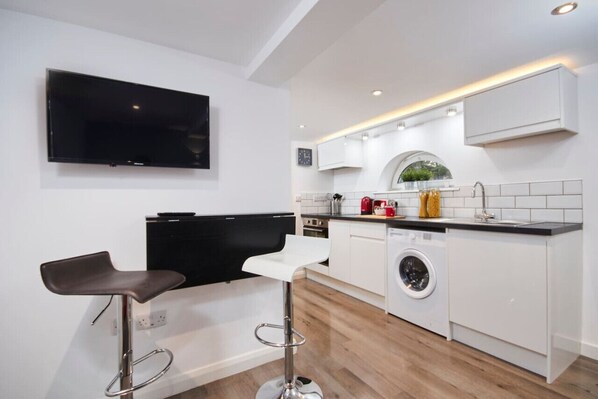 Køleskab, mikrobølgeovn, ovn, kogeplade