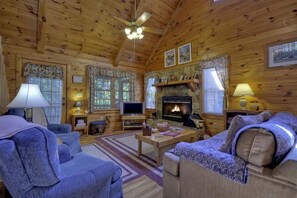 小屋 | 客厅 | 平板电视、壁炉、DVD 播放器