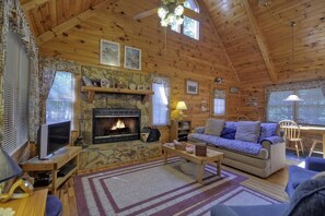 小屋 | 客厅 | 平板电视、壁炉、DVD 播放器