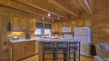 Cabin | Private kitchen | Fridge, microwave, stovetop, dishwasher