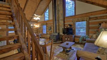 Mökki | Olohuone | Taulutelevisio, takka, DVD-soitin