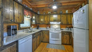 Cabin | Private kitchen | Coffee/tea maker, fridge, microwave, dishwasher - Simple Pleasures (Morganton)