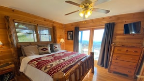 Cabin | 4 bedrooms, desk, iron/ironing board, WiFi (free)