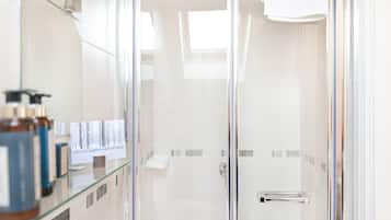 Designer toiletartikelen, een haardroger, badjassen, pantoffels