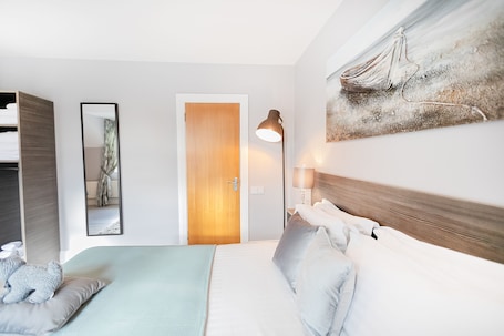 Deluxe Double Room | Hypo-allergenic bedding, desk, blackout drapes, iron/ironing board. Caravogue House Bed & Breakfast
