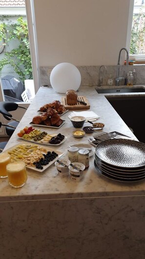 Daily buffet breakfast for a fee - Fishmarket B&B (Brussels)