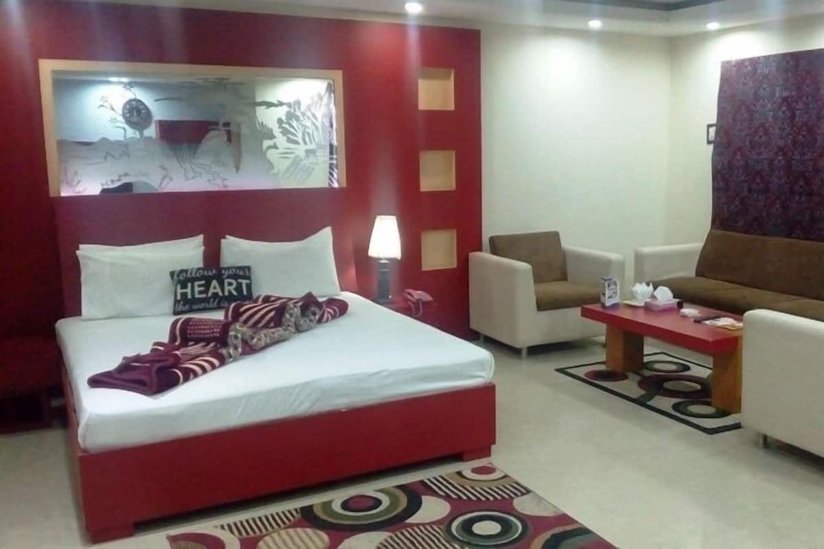 Deluxe Single Room | Living area | 32-inch LED TV with cable channels, TV