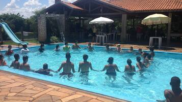 Una piscina al aire libre