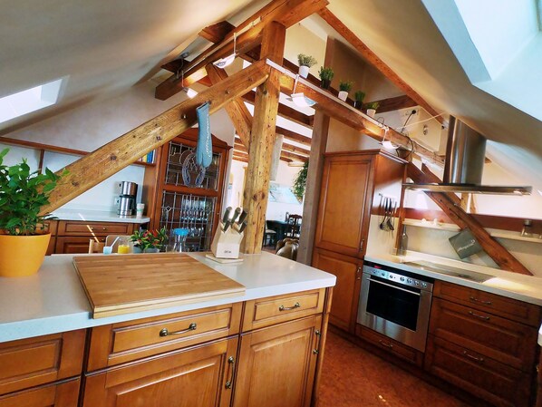 KĂŒhlschrank, Mikrowelle, Ofen, Herdplatte