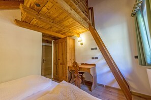 基础四人房 | 特色装修、特色家居、办公桌、免费婴儿床