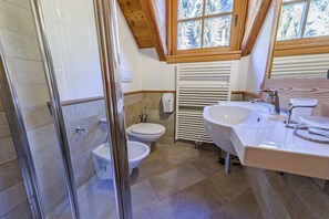 Basic-Vierbettzimmer | Badezimmer