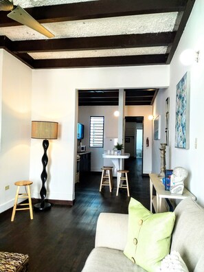 Zen Atlantis Place | Living room | 20-inch flat-screen TV with cable channels, TV - La Capitana Old San Juan (San Juan)