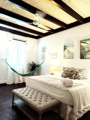 Individually decorated, individually furnished, laptop workspace - La Capitana Old San Juan (San Juan)