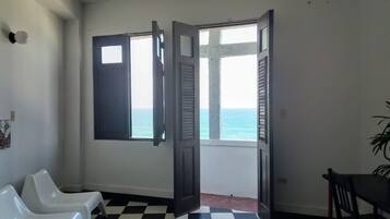 Cozy Apartment with Sea View | Área de estar | TV de tela plana 20 polegadas com canais a cabo, TV