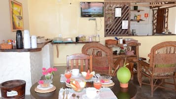 Café da manhã com buffet grátis todos os dias