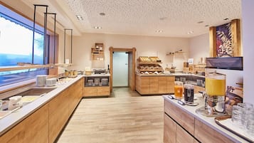 Sarapan prasmanan setiap hari (EUR 20 per orang)