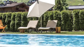 Kolam renang indoor dan kolam renang outdoor