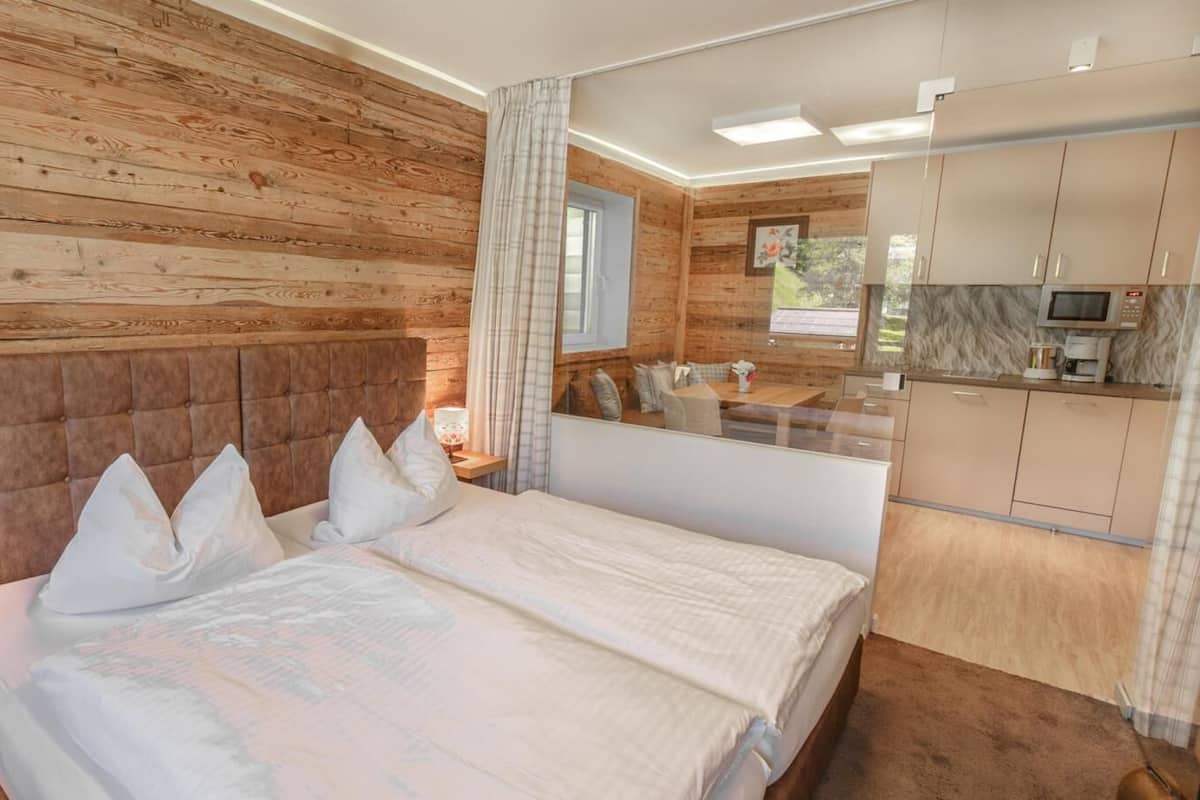 2 عدّة غرف نوم وملاءات للفراش لا تسبب الحساسية وميني بار