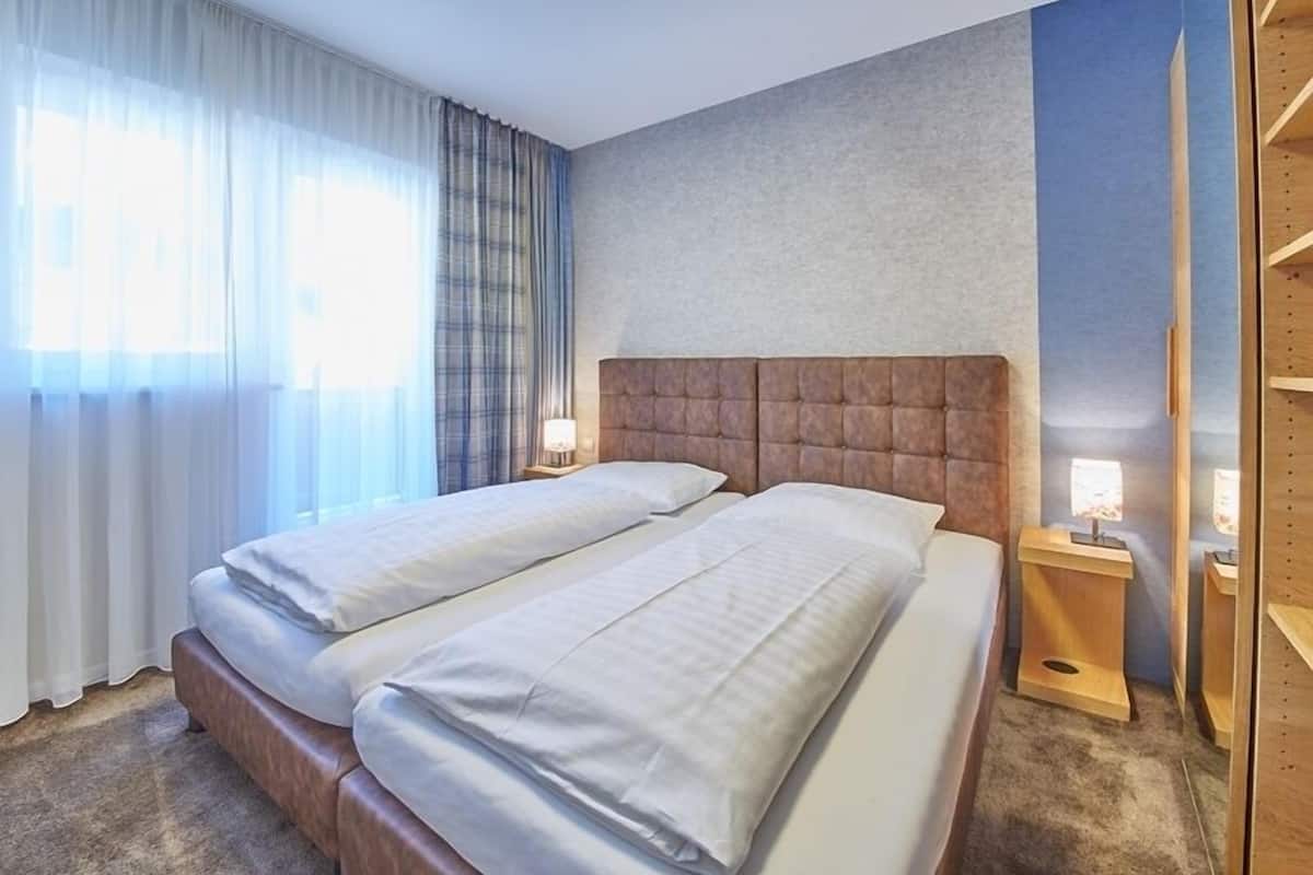 Hypo-allergenic bedding, minibar, in-room safe, free WiFi