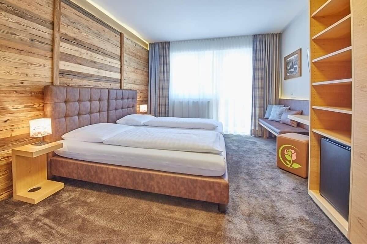 Hypo-allergenic bedding, minibar, in-room safe, free WiFi