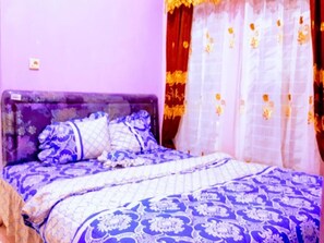 Quarto casal luxo | Roupas de cama premium, quartos à prova de som, Wi-Fi de cortesia