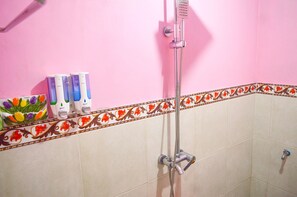 Douche, serviettes fournies, savon