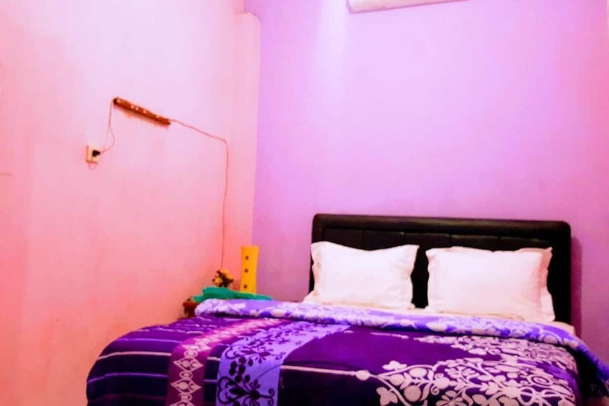 Family Room | Premium bedding, soundproofing, free WiFi