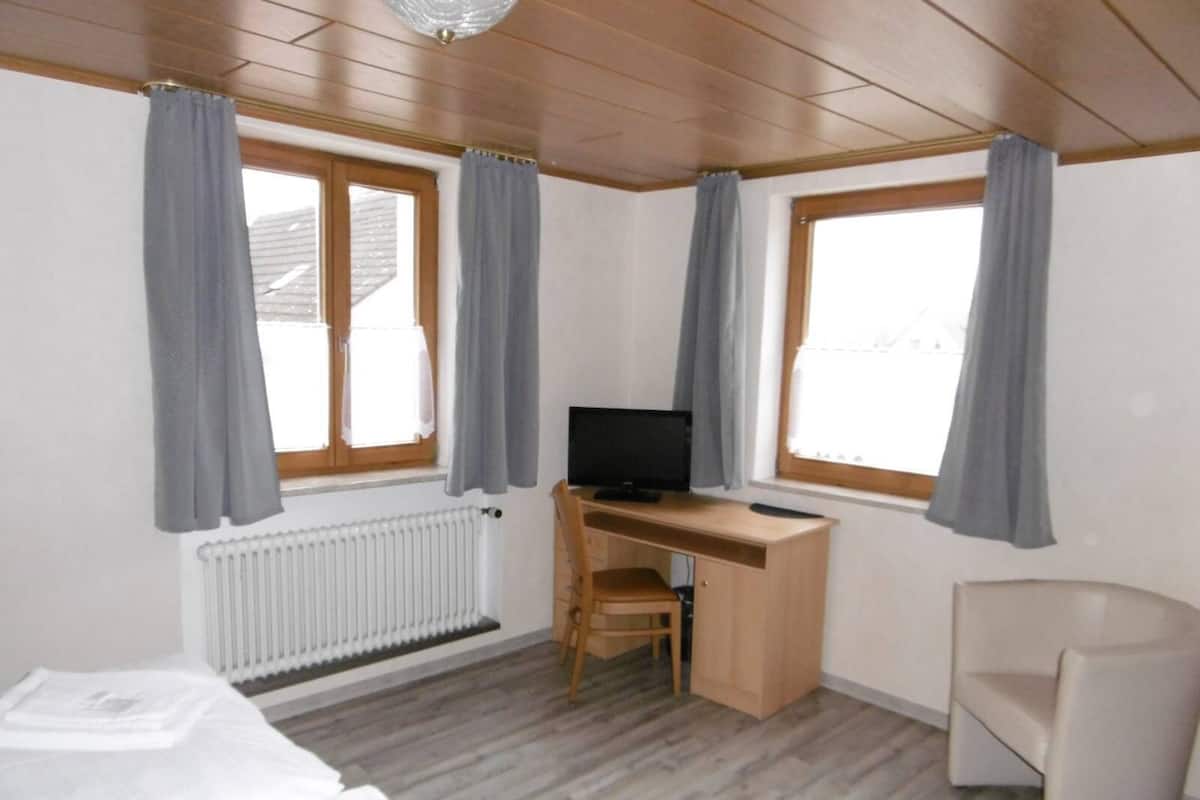Single Room | Desk, soundproofing, free WiFi, bed sheets