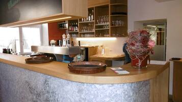 Bar (trong khuôn viên)