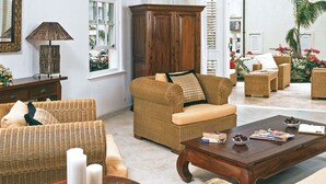 TV, DVD player - Battaleys Mews - Townhouse 13 (Speightstown)