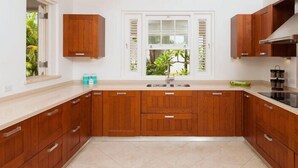 Stovetop, dishwasher, cookware/dishes/utensils - Battaleys Mews - Townhouse 13 (Speightstown)