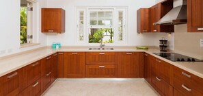 Stovetop, dishwasher, cookware/dishes/utensils - Battaleys Mews - Townhouse 13 (Speightstown)