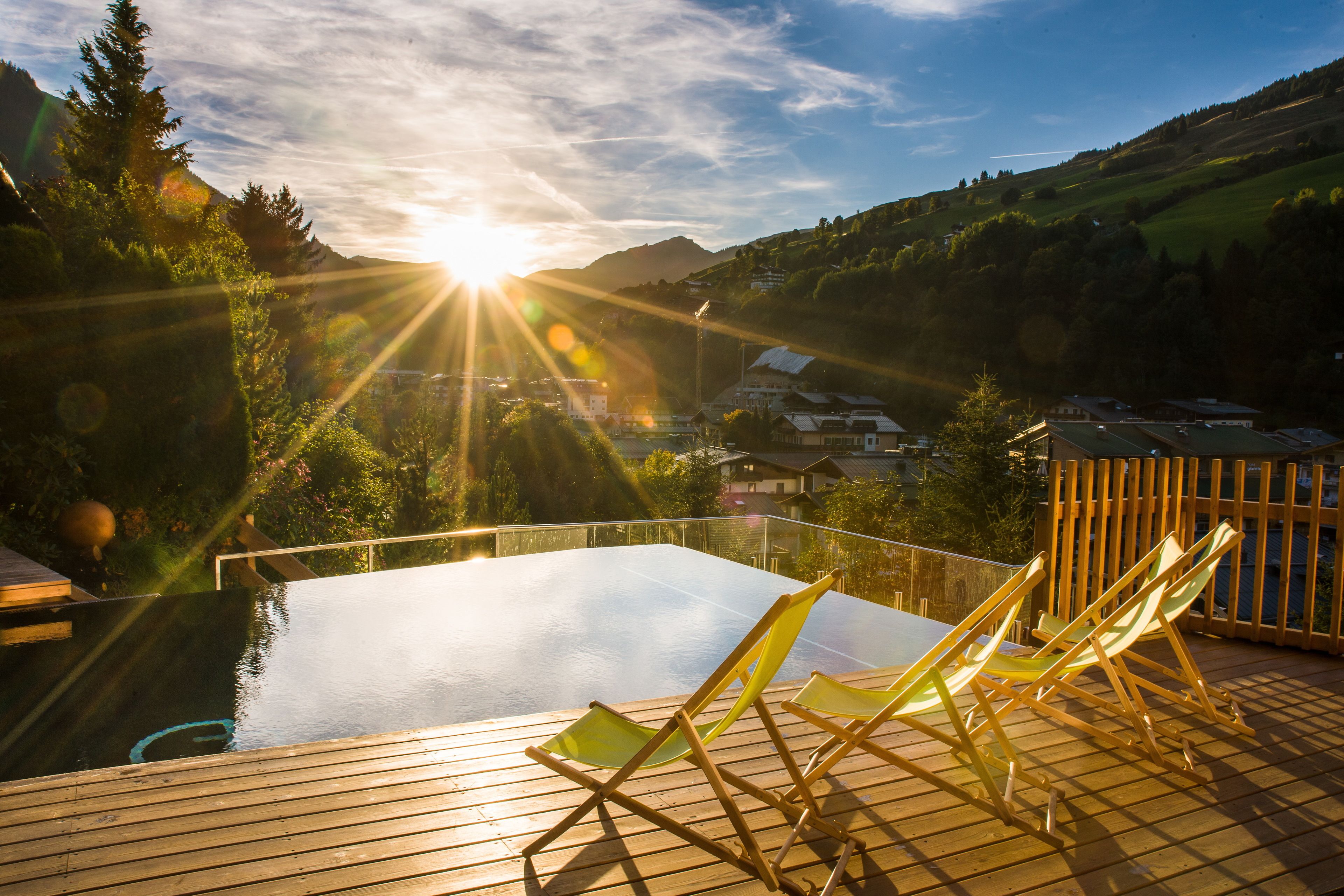 Een binnenzwembad en een buitenzwembad